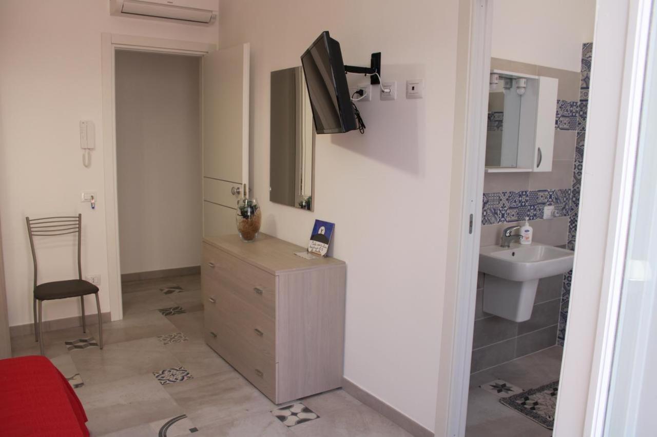 La Stanza Vicino Al Mare , Una Camera Da Letto E Bagno Con Balcone Vista Mare Apartment Balestrate Exterior photo